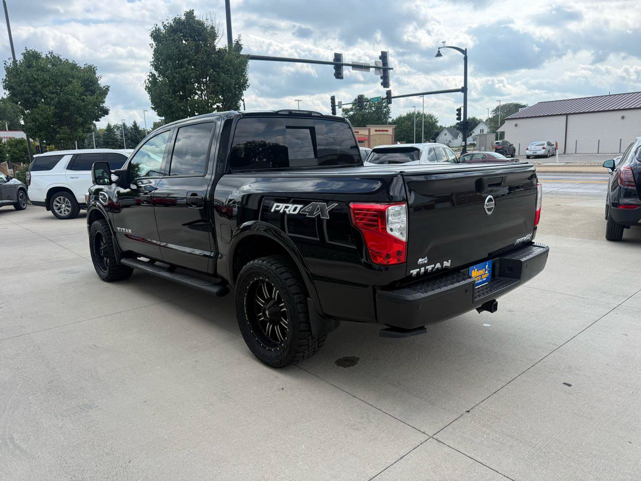 Used 2017 Nissan Titan PRO-4X AWD/4WD image 4