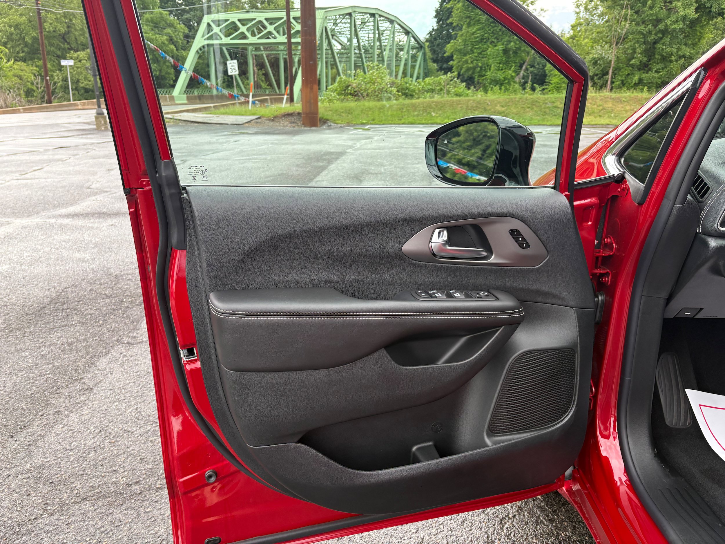 New 2027 Chrysler Pacifica Select AWD/4WD image 17