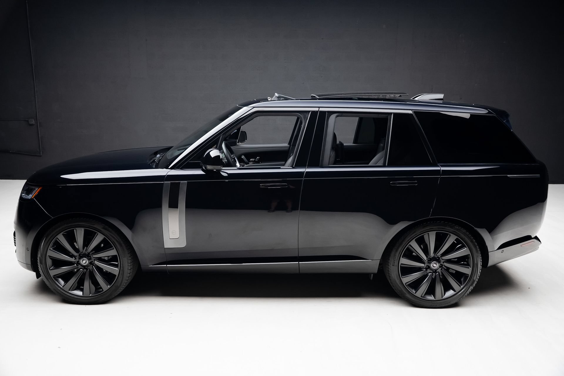 Used 2023 Land Rover Range Rover SV AWD/4WD image 16