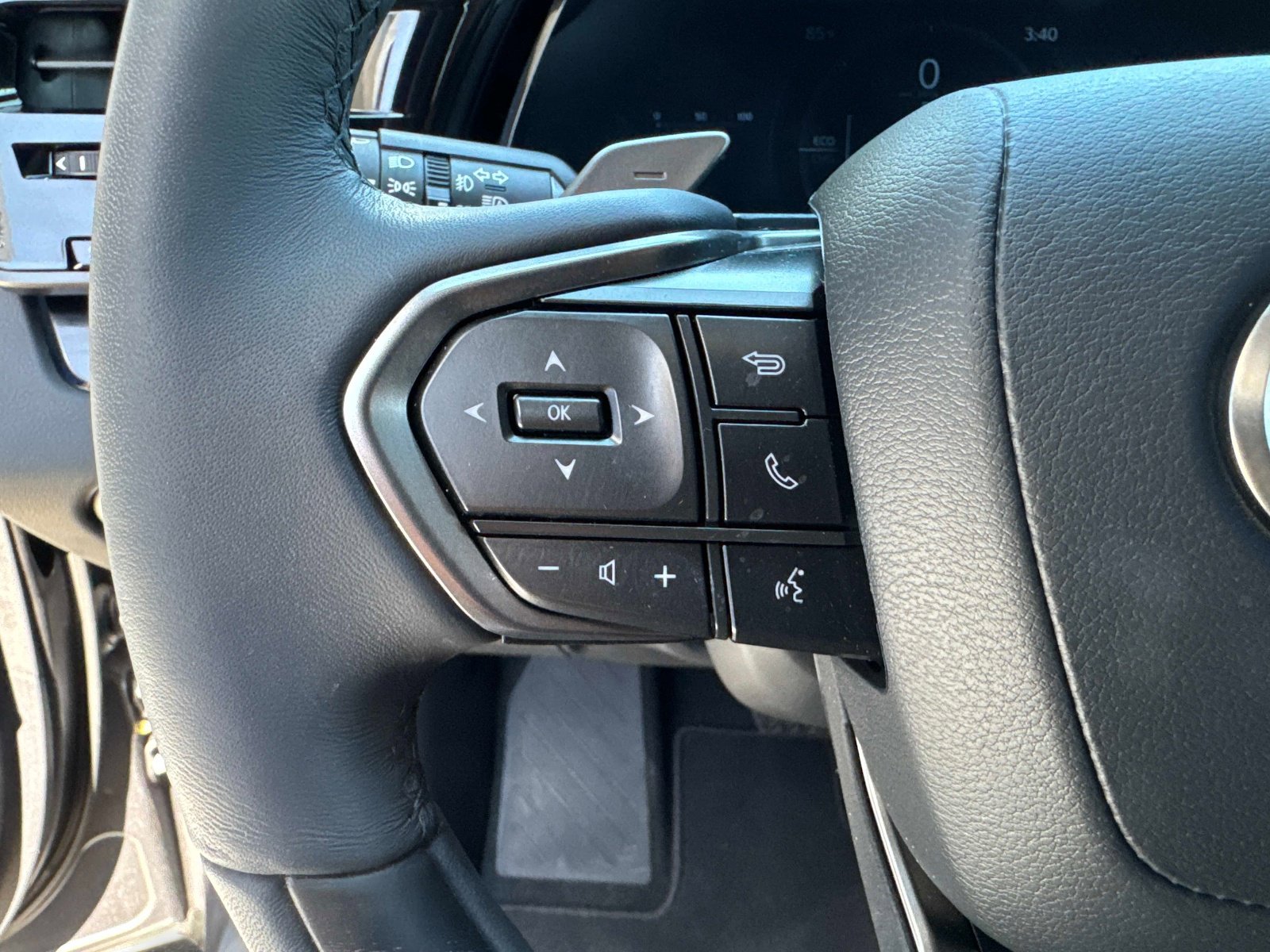 Used 2025 Lexus RX 350h w/ Accessory Package (Z1) AWD/4WD image 32