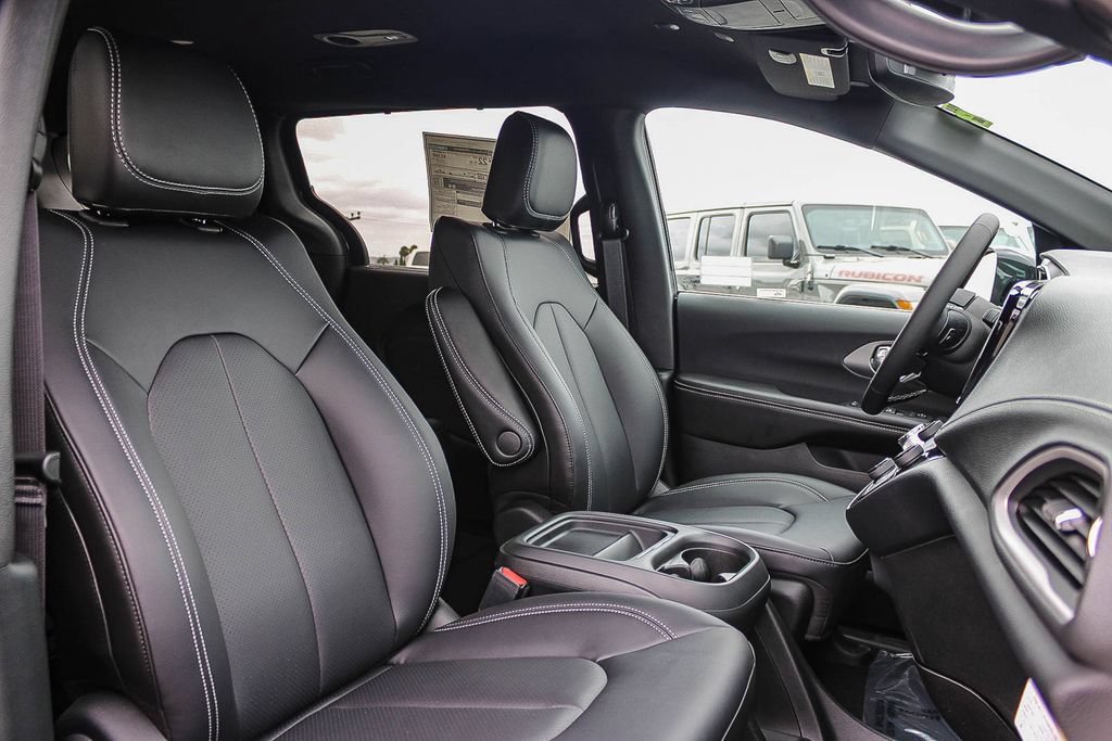 New 2027 Chrysler Pacifica Select FWD image 17