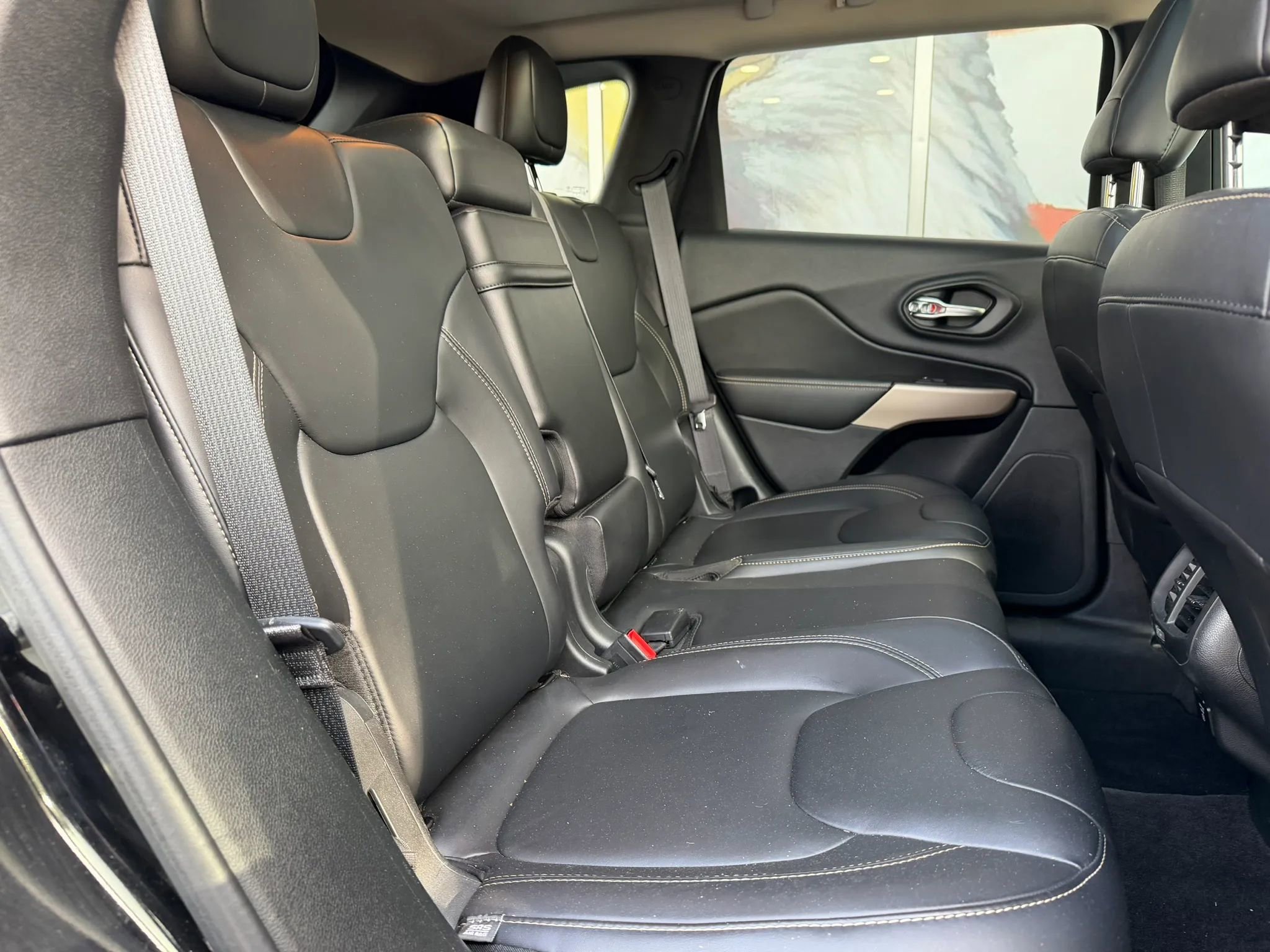 Used 2017 Jeep Cherokee Limited AWD/4WD image 10