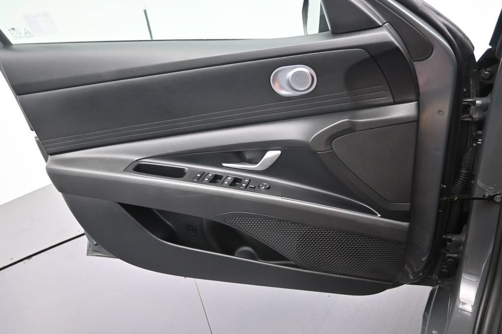 Used 2025 Hyundai Elantra SE FWD image 23