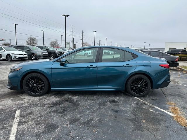 Used 2025 Toyota Camry SE image 4