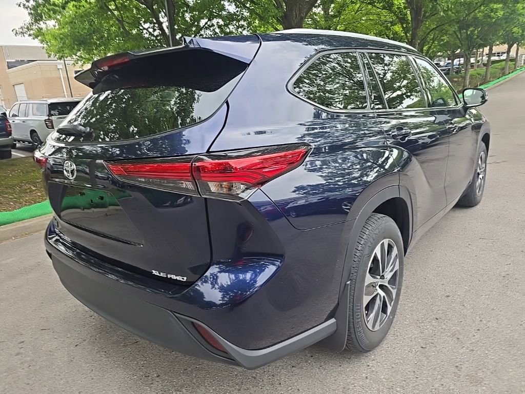 Used 2022 Toyota Highlander XLE AWD/4WD image 8