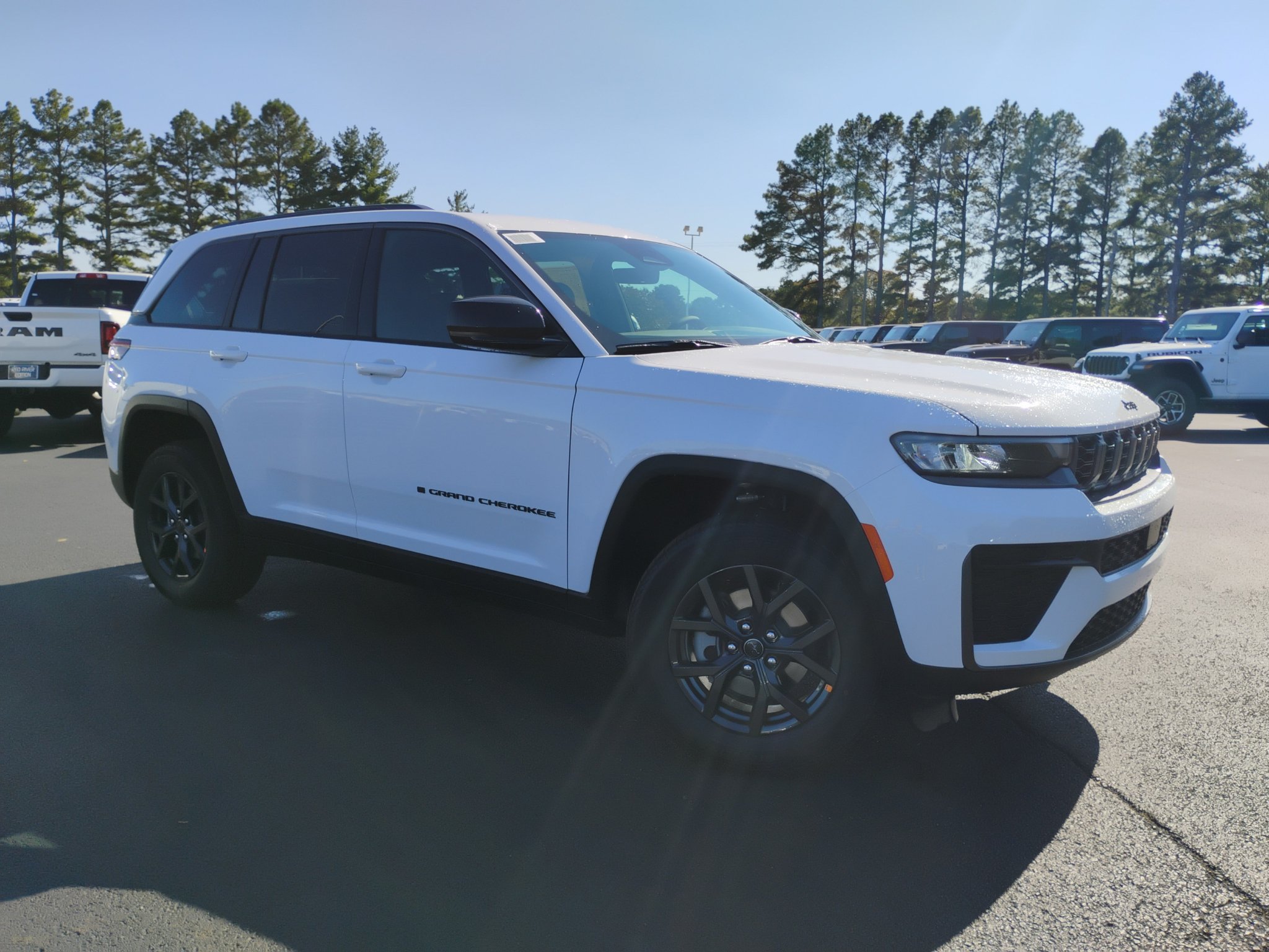 New 2027 Jeep Grand Cherokee Altitude AWD/4WD image 3