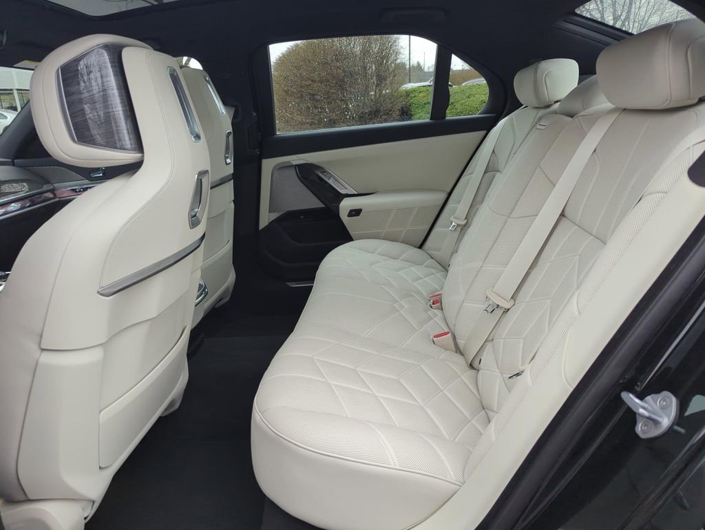 New 2025 BMW 760i xDrive w/ Executive Package image 24