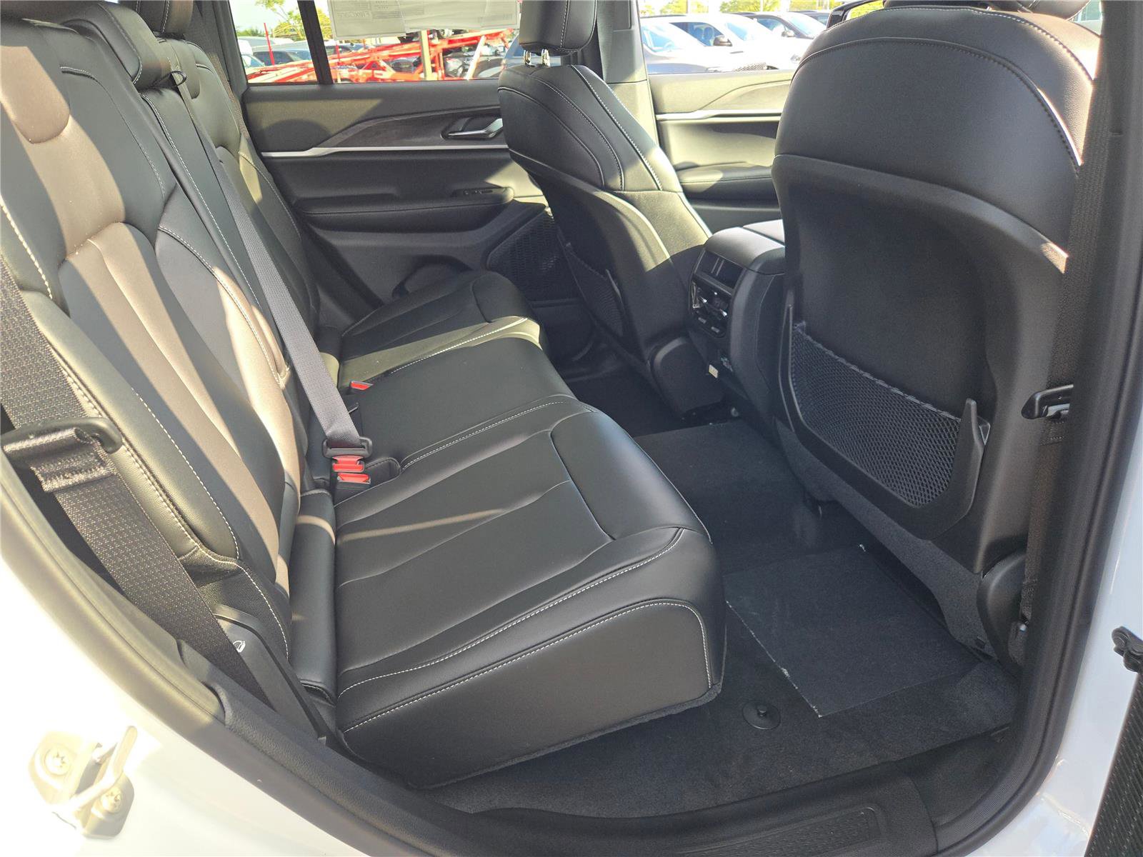 New 2025 Jeep Grand Cherokee Limited w/ Black Appearance Package image 9