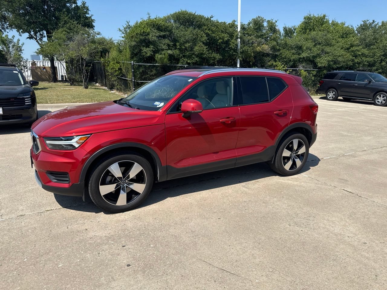 Used 2020 Volvo XC40 T5 Momentum AWD/4WD image 2
