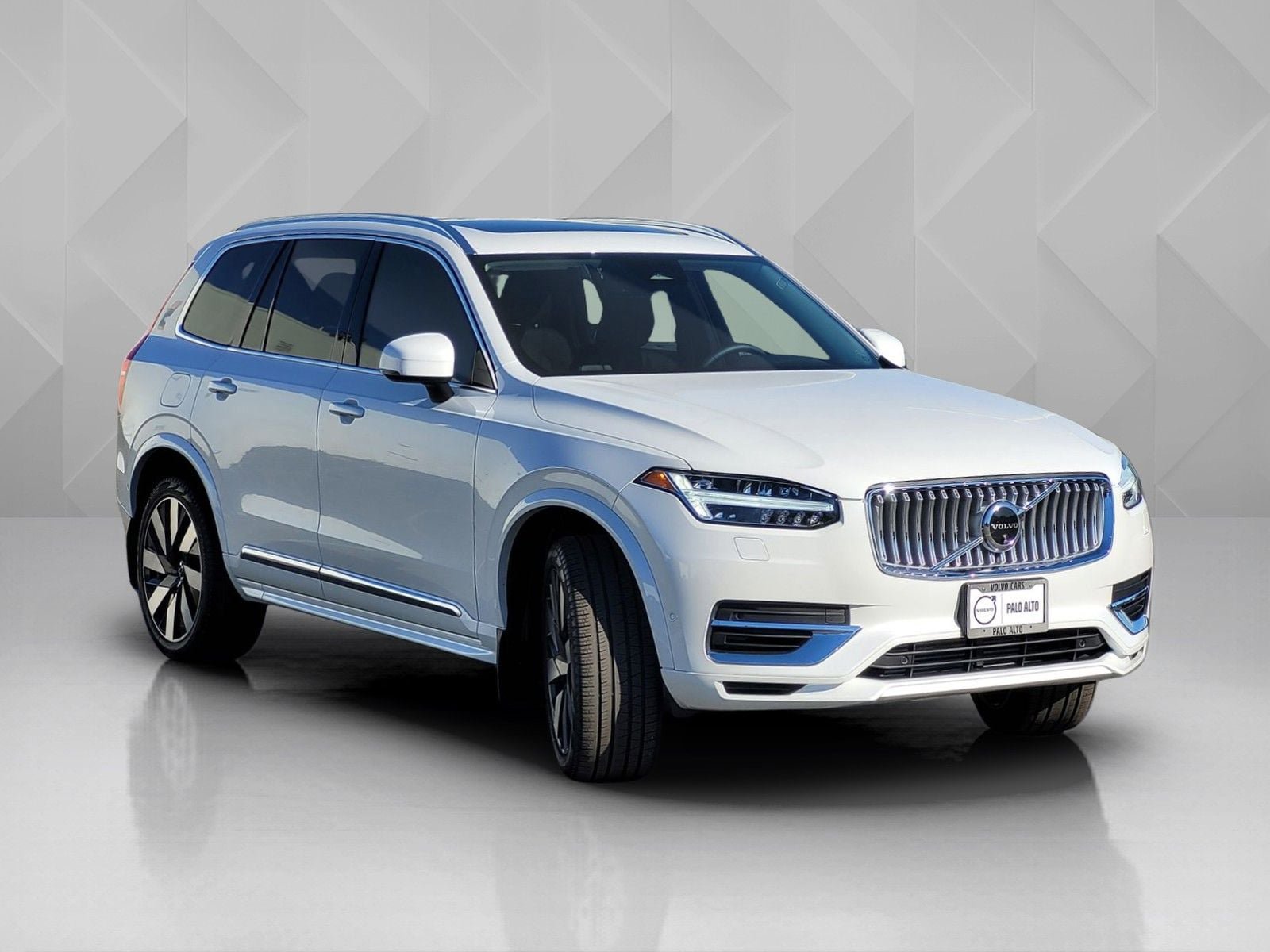 Certified 2025 Volvo XC90 T8 Plus w/ Protection Package Premier AWD/4WD image 8