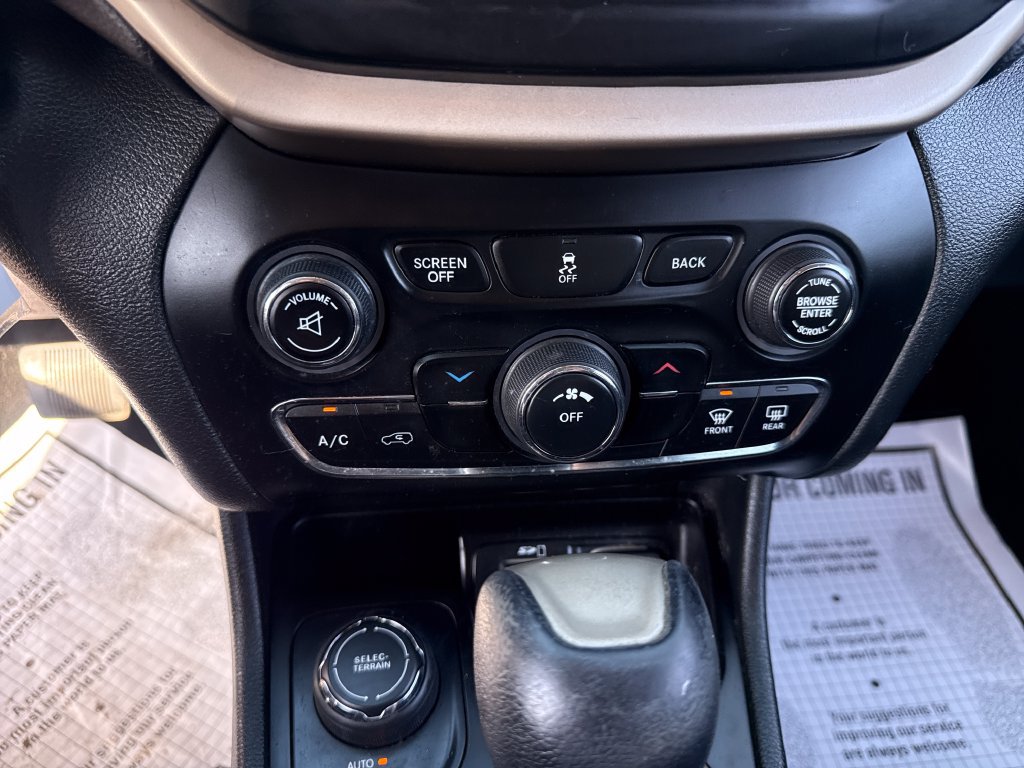 Used 2015 Jeep Cherokee Latitude w/ Cold Weather Group AWD/4WD image 34