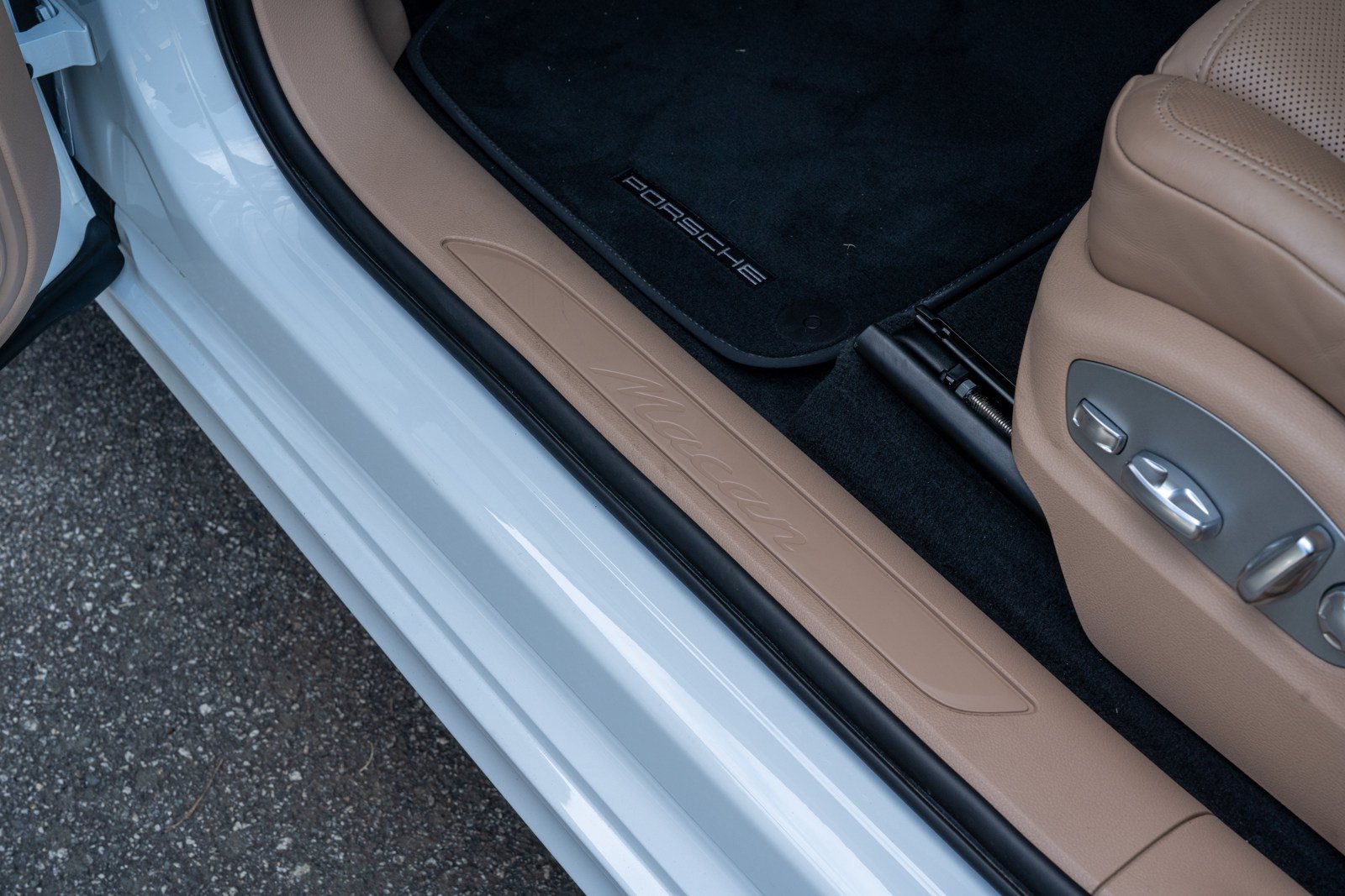 Certified 2024 Porsche Macan AWD/4WD image 23