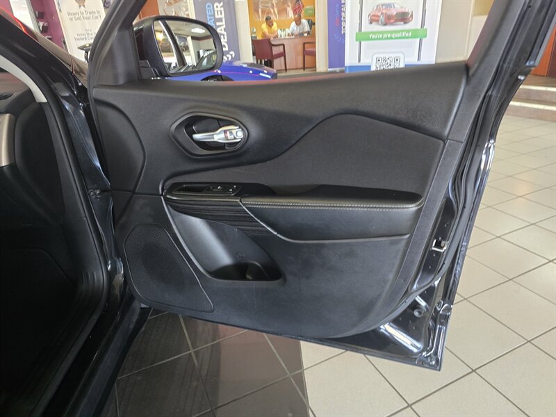 Used 2014 Jeep Cherokee Latitude AWD/4WD image 12