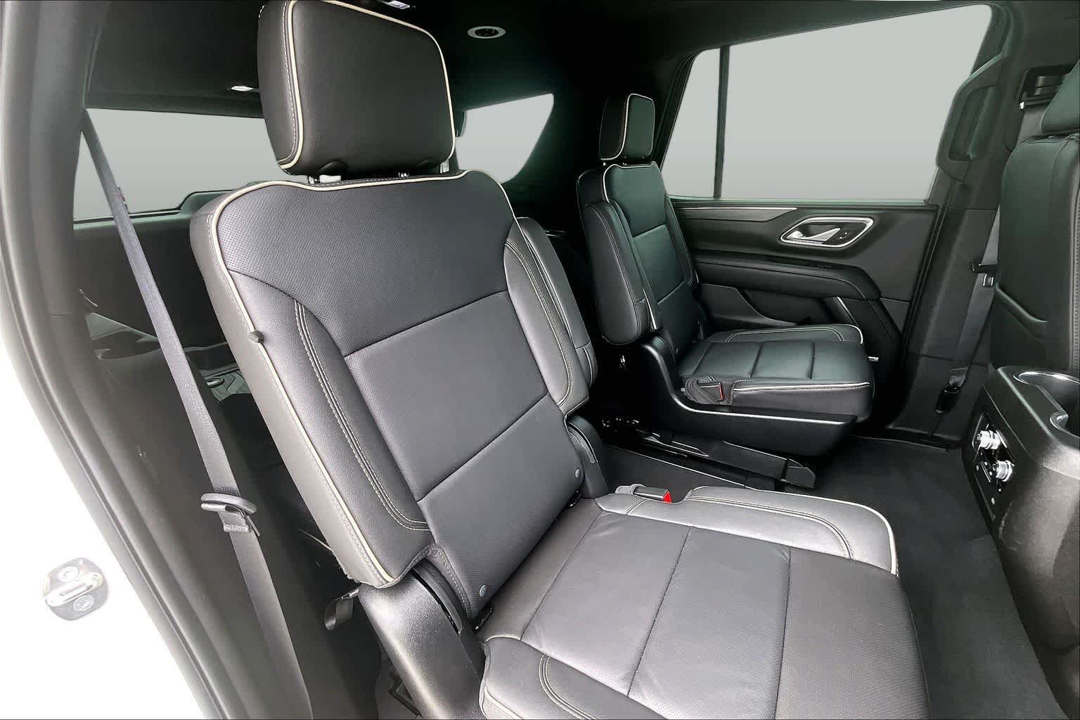 Used 2024 GMC Yukon SLT w/ SLT Luxury Package RWD image 18