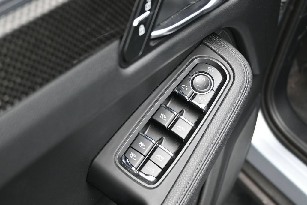 Certified 2023 Porsche Macan AWD/4WD image 9
