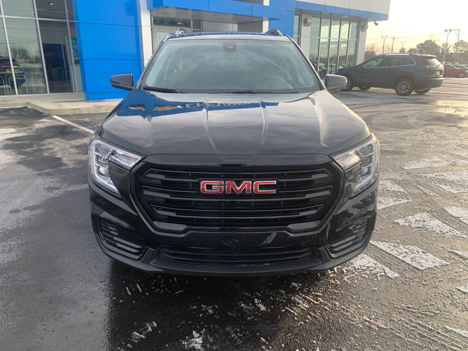 Used 2024 GMC Terrain SLE w/ Elevation Edition image 2