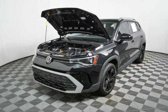 Used 2025 Volkswagen Taos SE w/ Panoramic Sunroof Package FWD image 31