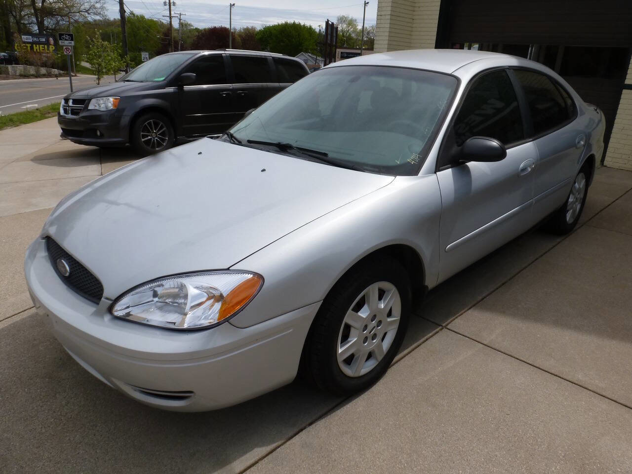 Used 2007 Ford Taurus SE FWD image 4