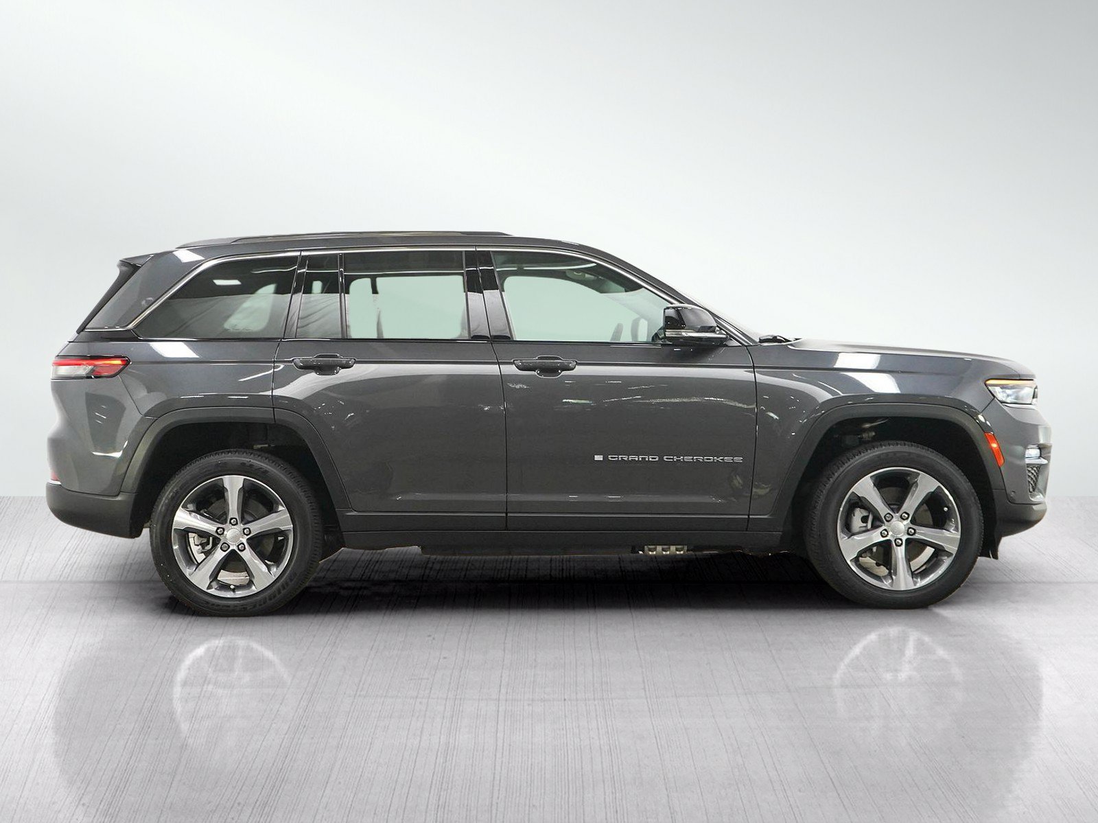 Used 2024 Jeep Grand Cherokee Limited 4xe w/ Luxury Tech Group II AWD/4WD image 6