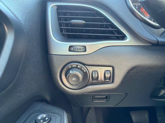Used 2019 Jeep Cherokee Latitude Plus FWD image 27