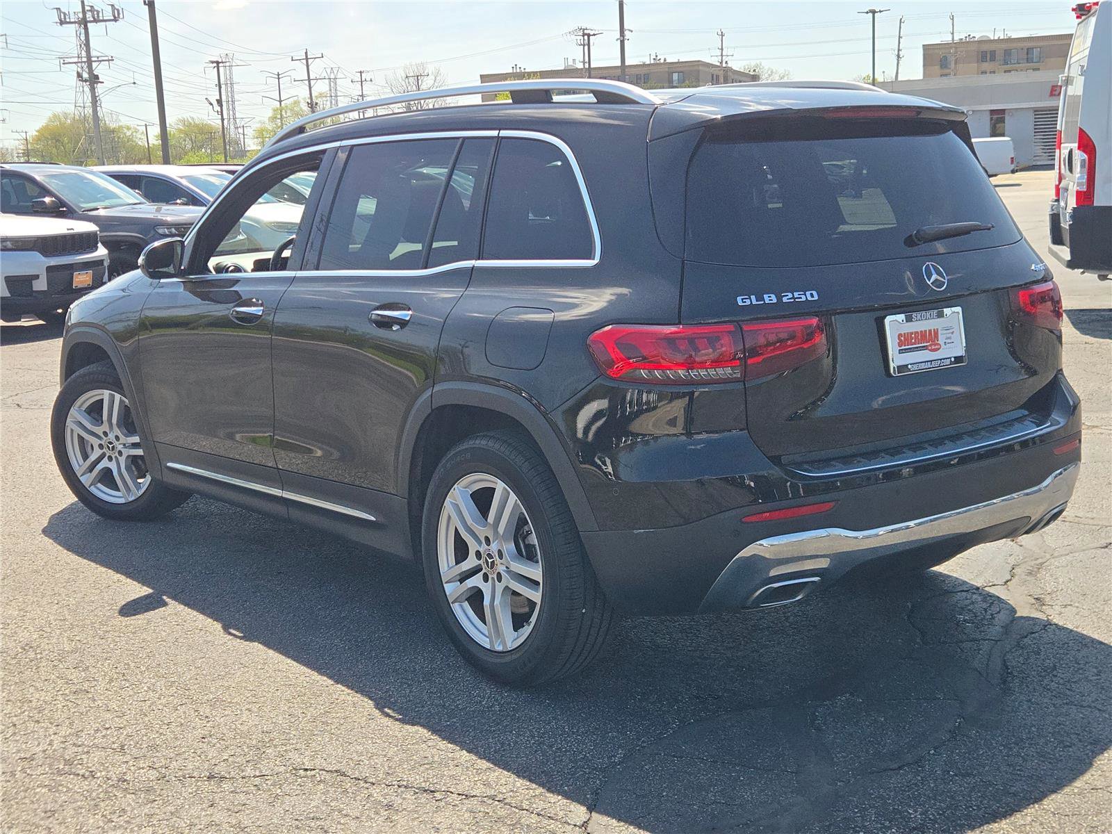 Used 2023 Mercedes-Benz GLB 250 4MATIC w/ Premium Package image 16