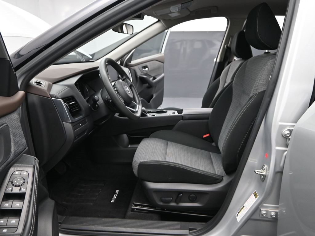 Used 2021 Nissan Rogue SV image 16