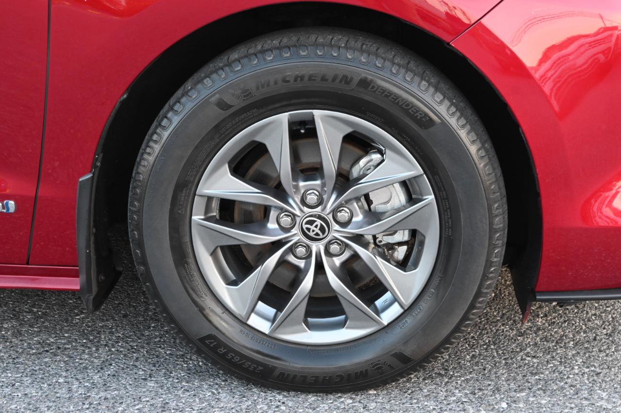 Used 2021 Toyota Sienna LE w/ LE Plus Package FWD image 11