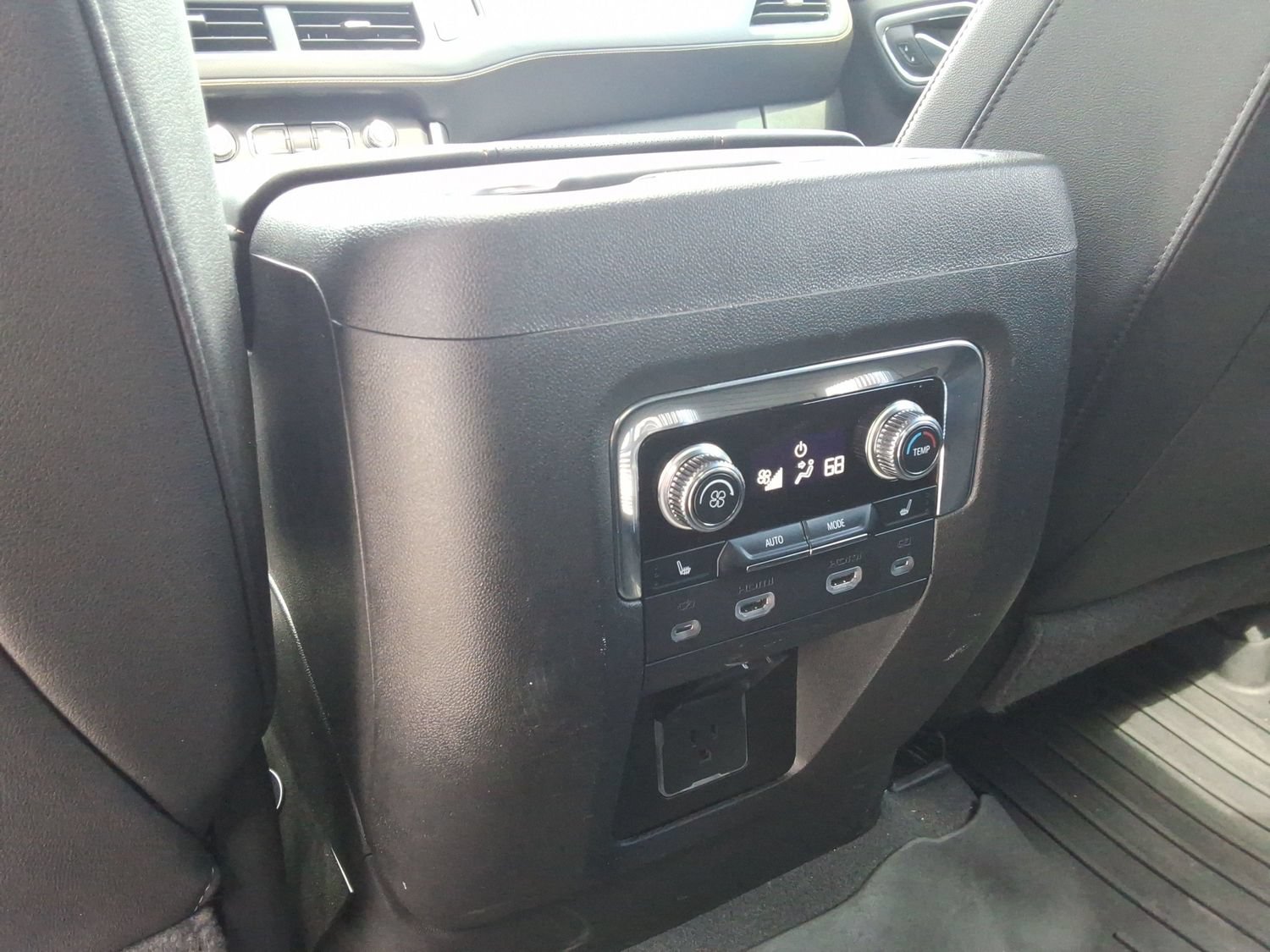 Used 2023 GMC Yukon AT4 w/ AT4 Premium Package AWD/4WD image 24