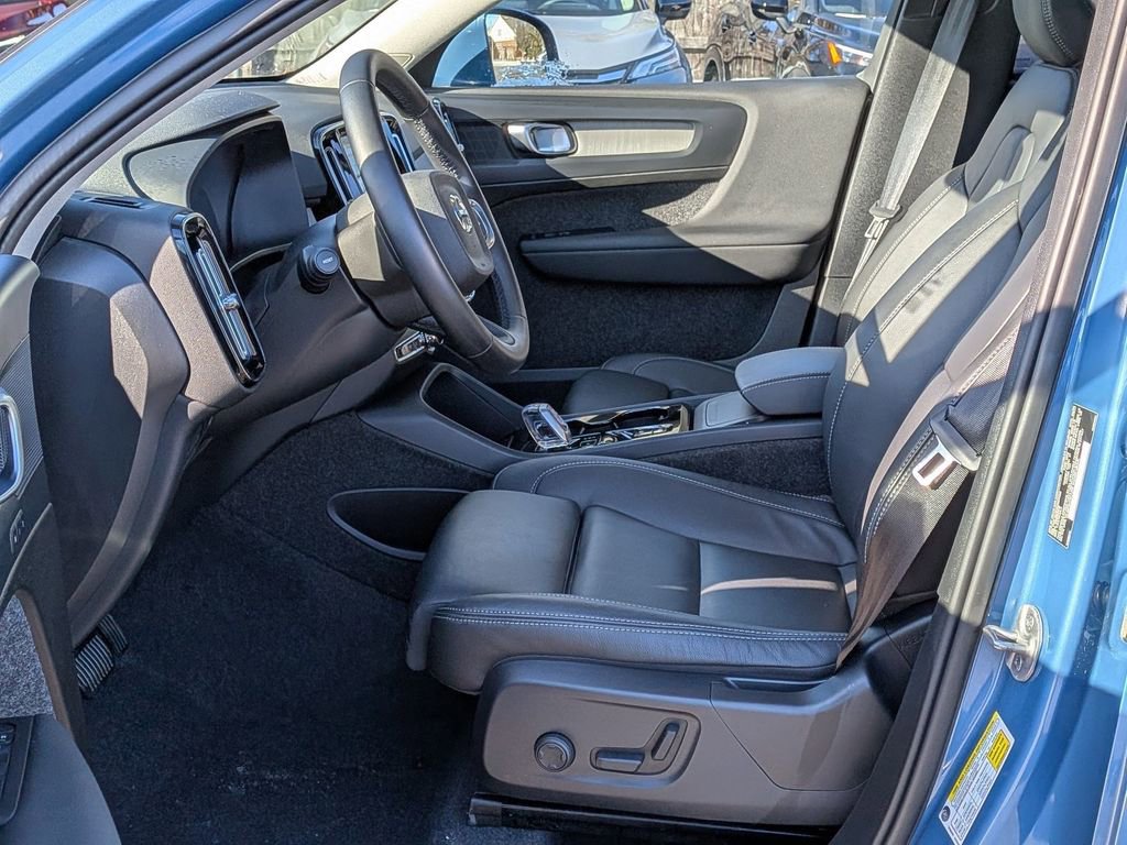 Used 2025 Volvo XC40 B5 Plus image 11