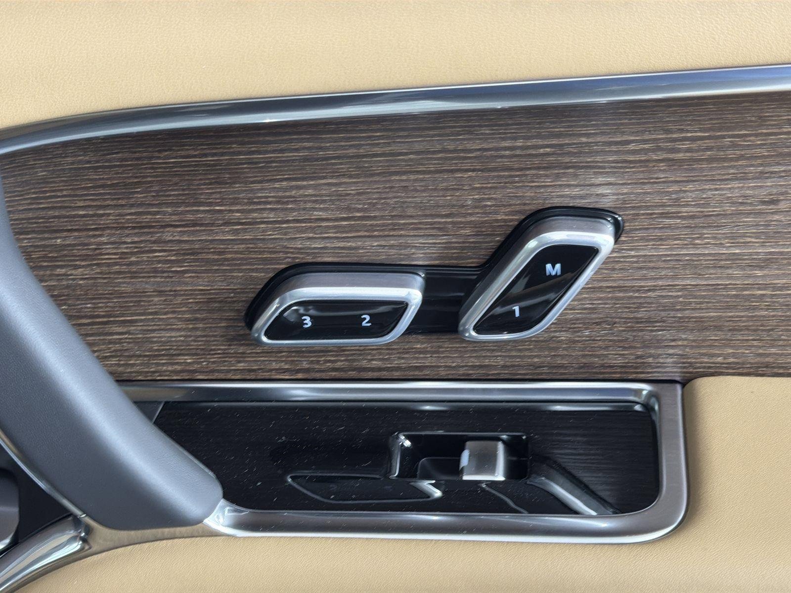 New 2026 Land Rover Range Rover Long Wheelbase SE image 32