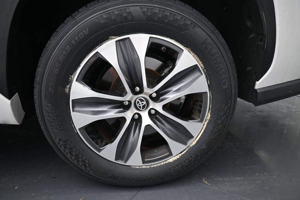 Used 2024 Toyota Highlander XLE FWD image 15
