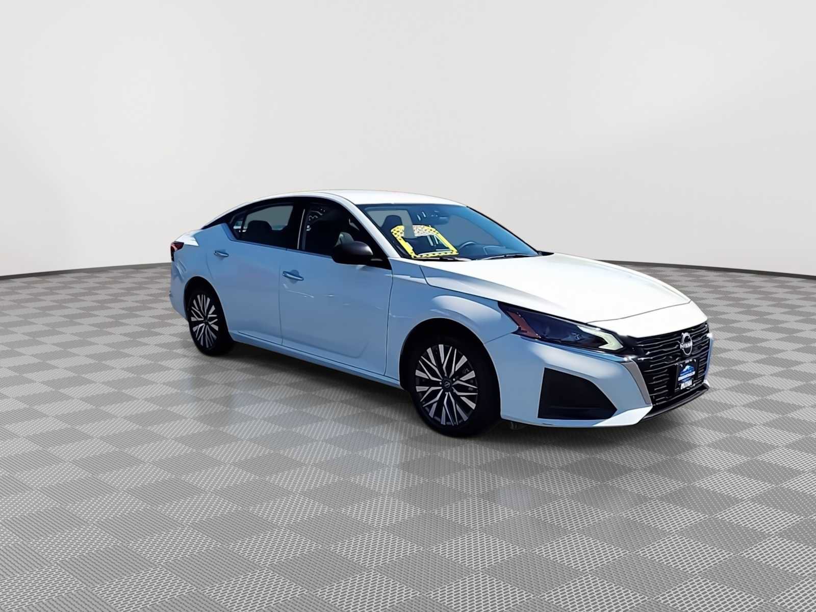 Used 2025 Nissan Altima 2.5 SV FWD image 2