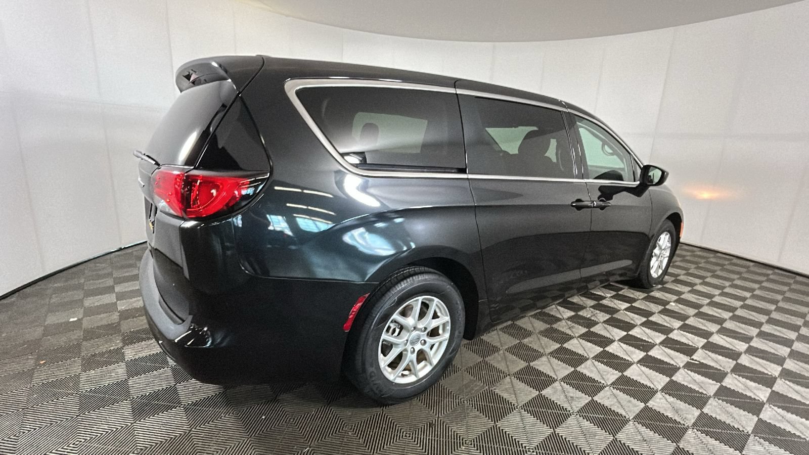 Used 2023 Chrysler Voyager LX FWD video 3