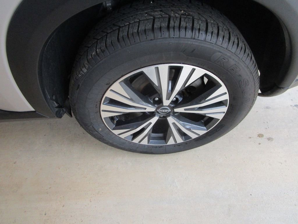 Used 2023 Nissan Rogue SV image 9