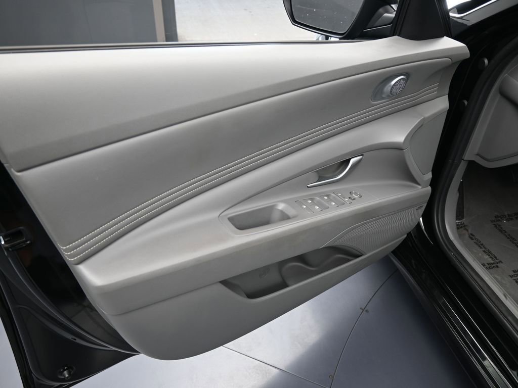 Used 2022 Hyundai Elantra SEL w/ Convenience + Premium Package image 16