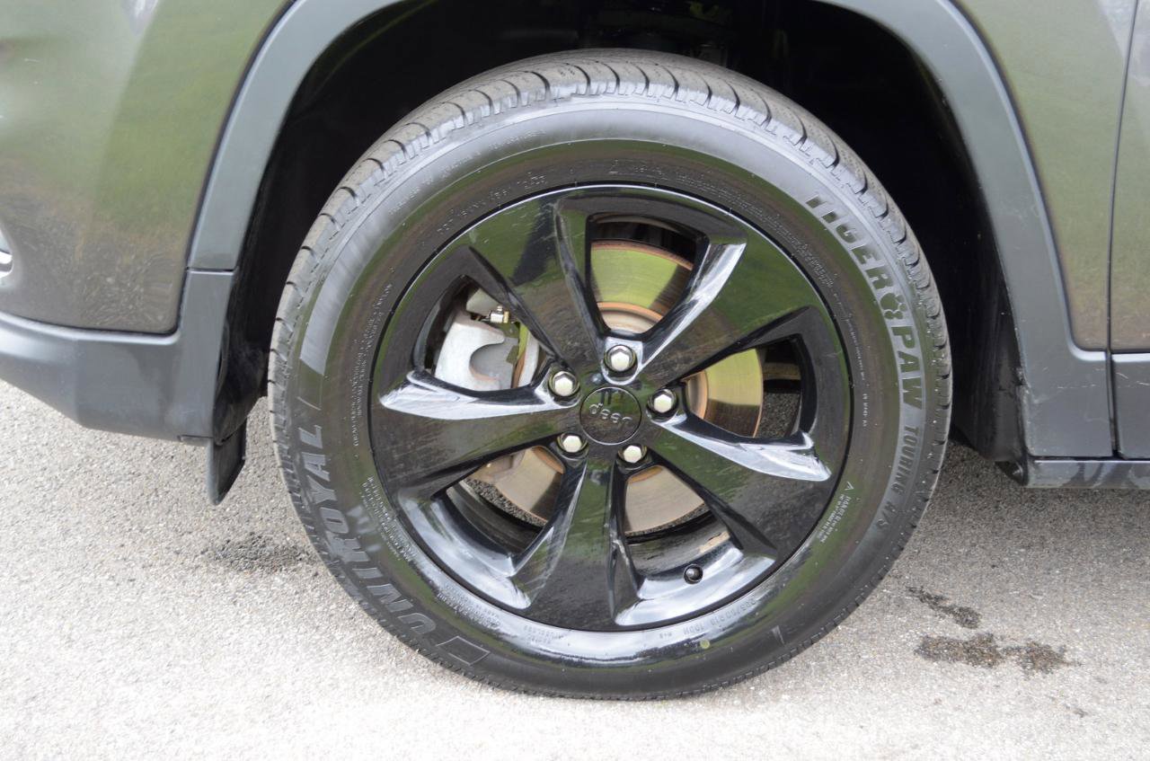 Used 2019 Jeep Cherokee Latitude Plus AWD/4WD image 9