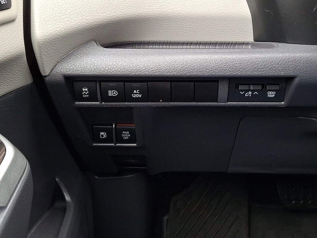 Used 2021 Toyota Sienna Limited image 29