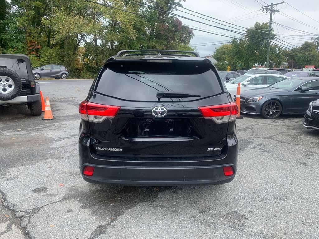 Used 2018 Toyota Highlander SE image 7