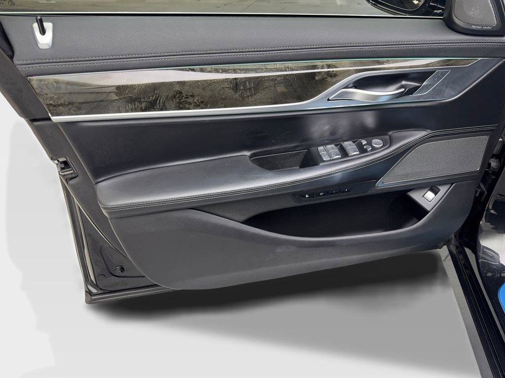 Used 2022 BMW 740i image 31