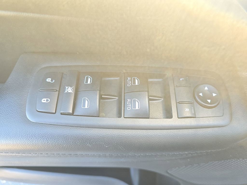 Used 2018 Jeep Grand Cherokee Laredo image 23