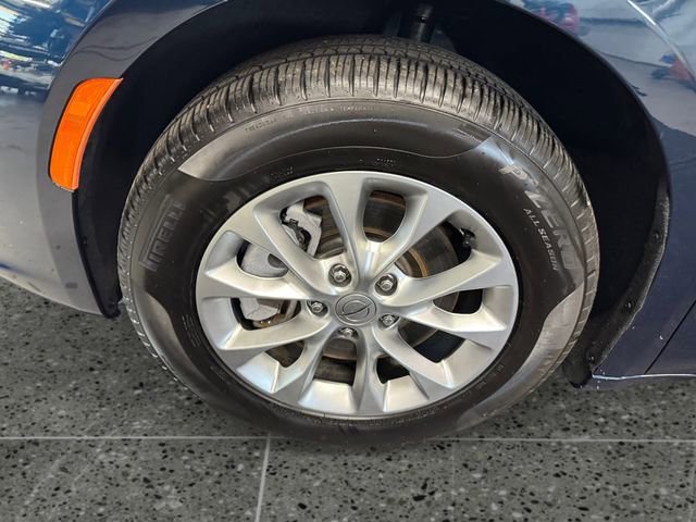 Used 2024 Chrysler Pacifica Touring-L image 25