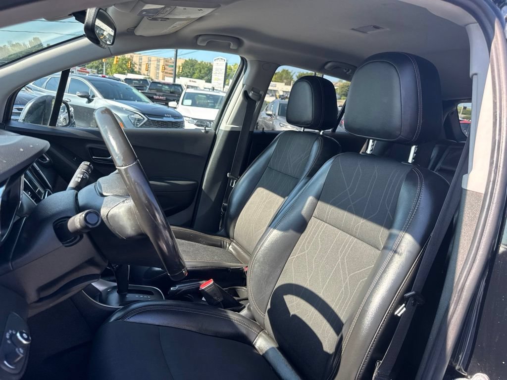 Used 2018 Chevrolet Trax LT w/ Redline Edition FWD image 13