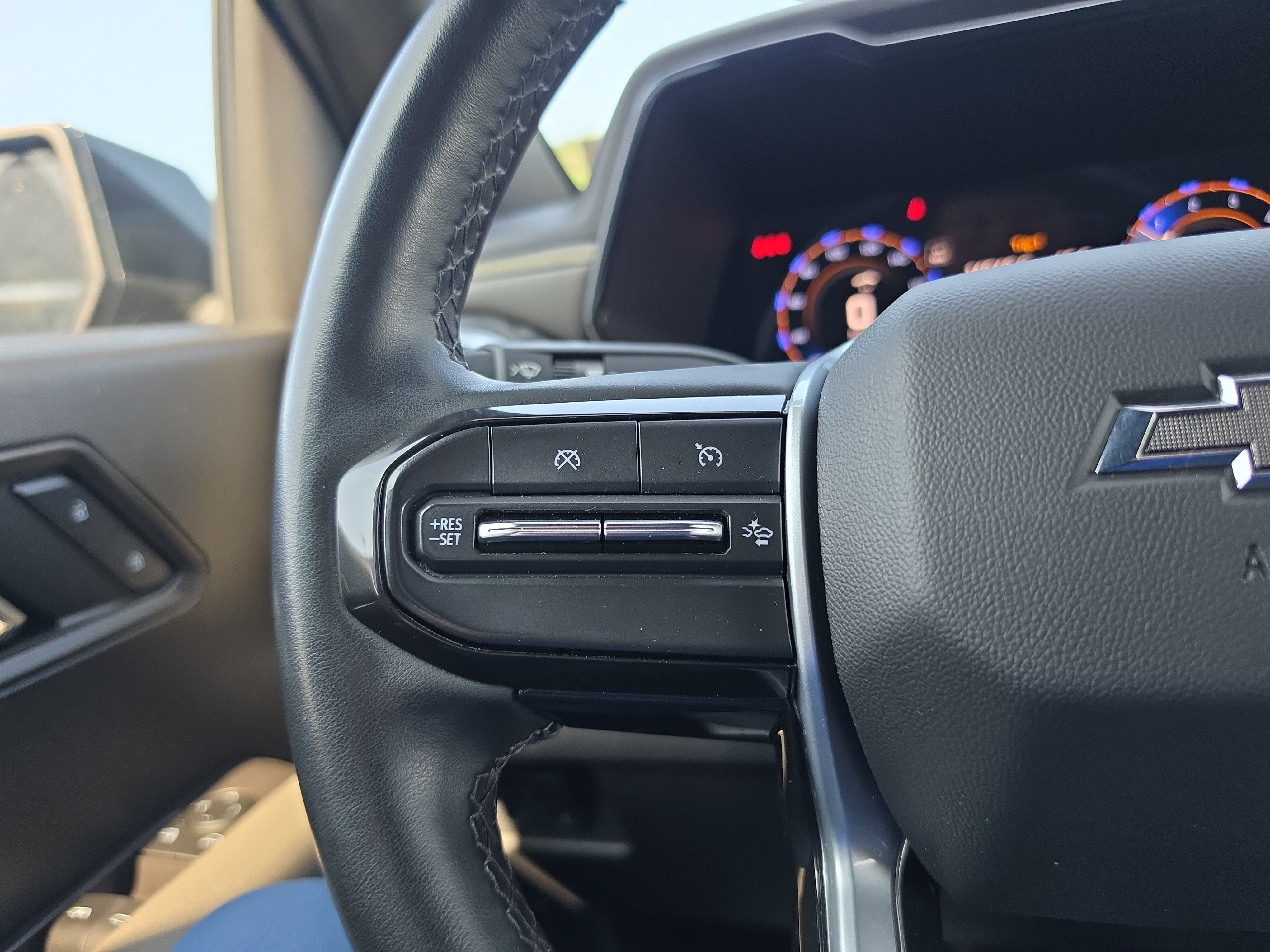 Used 2024 Chevrolet Colorado ZR2 w/ Technology Package AWD/4WD image 19