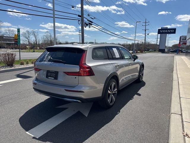 Certified 2025 Volvo V60 B5 Cross Country Plus image 5