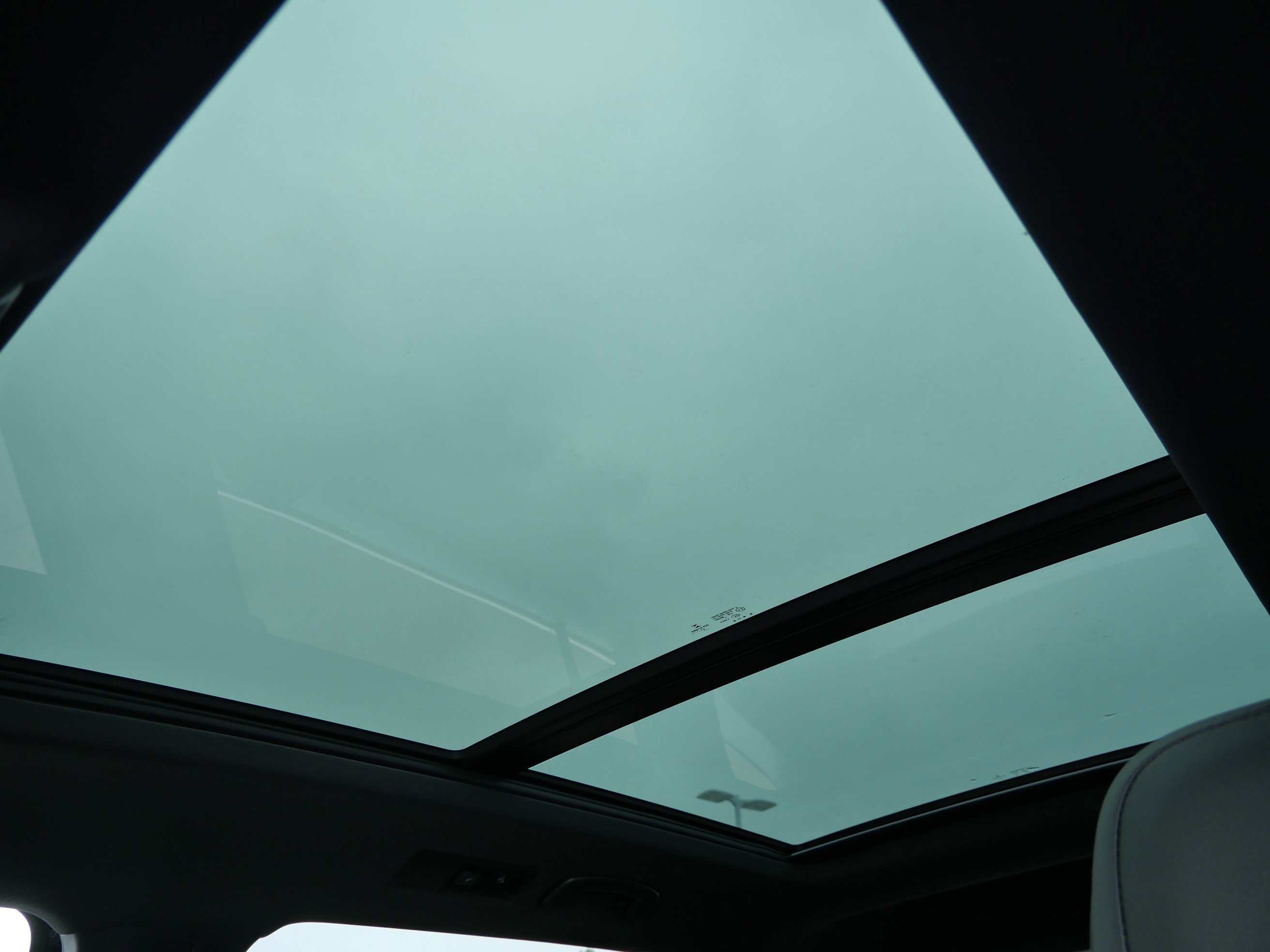 Certified 2022 Volkswagen Tiguan SEL R-Line image 34