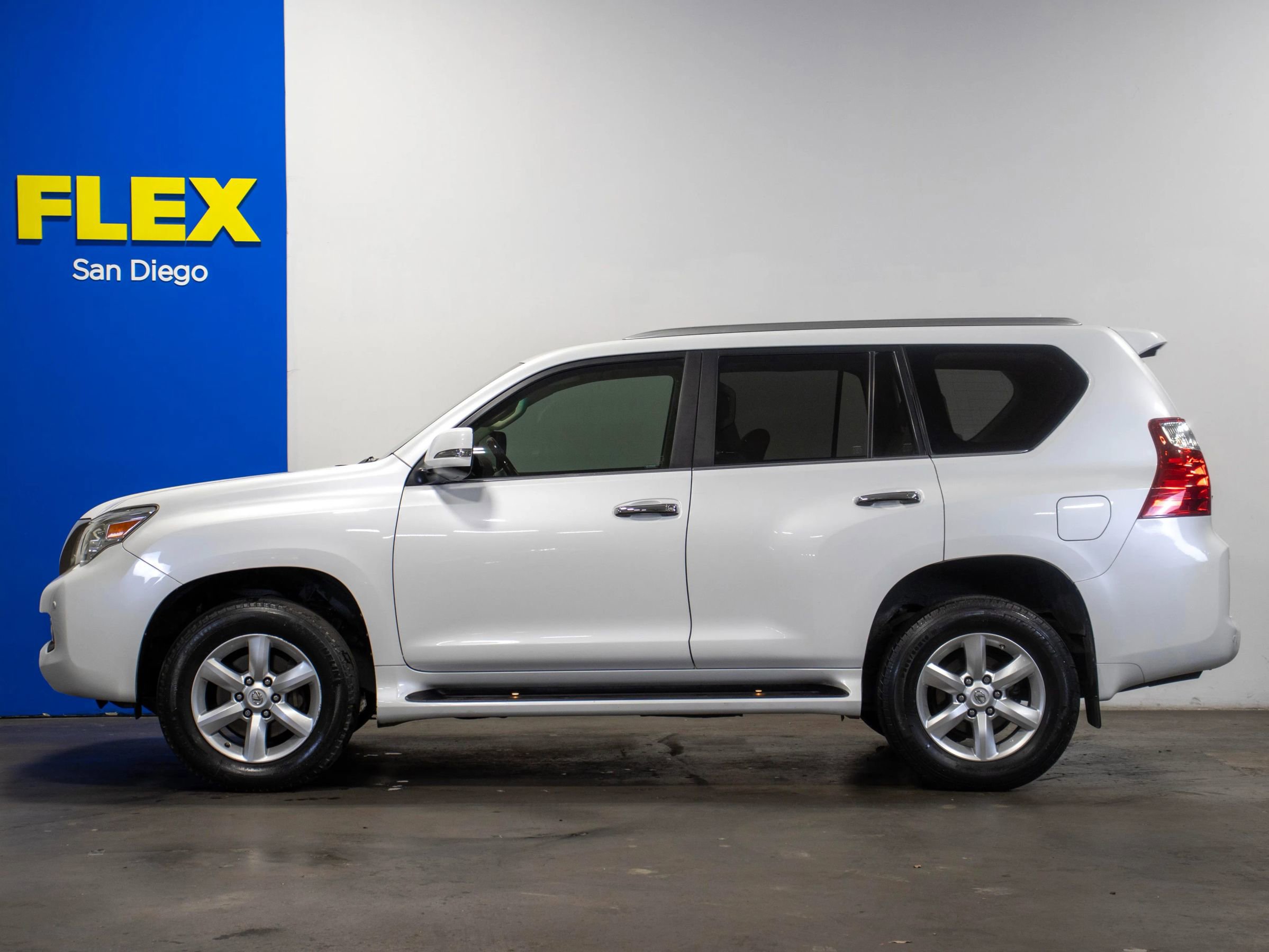 Used 2011 Lexus GX 460 image 2