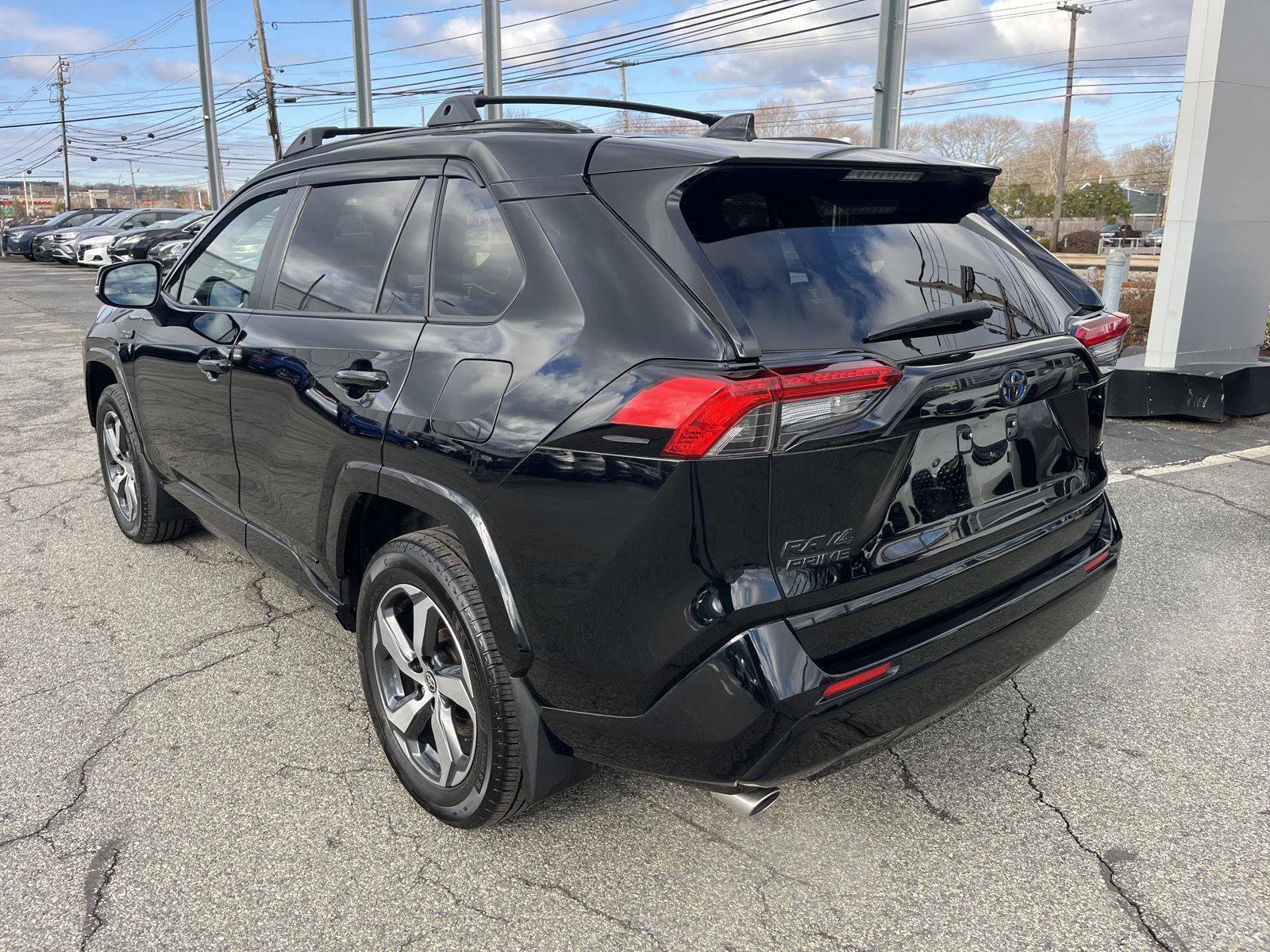 Used 2021 Toyota RAV4 SE w/ Weather & Moonroof Package image 6