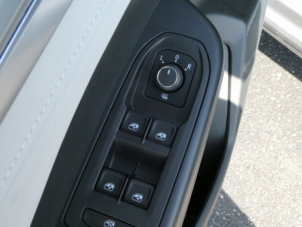 Certified 2025 Volkswagen Taos SE image 10
