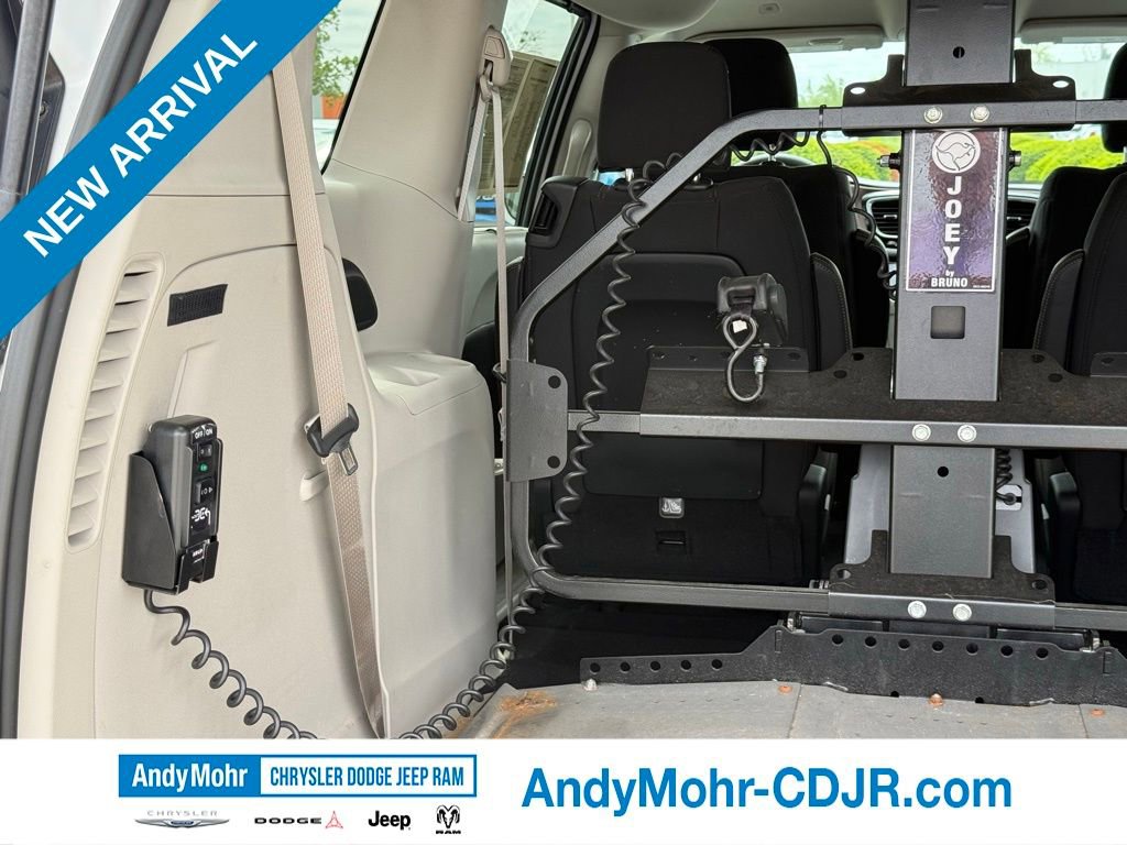 Used 2018 Chrysler Pacifica Touring Plus FWD image 35