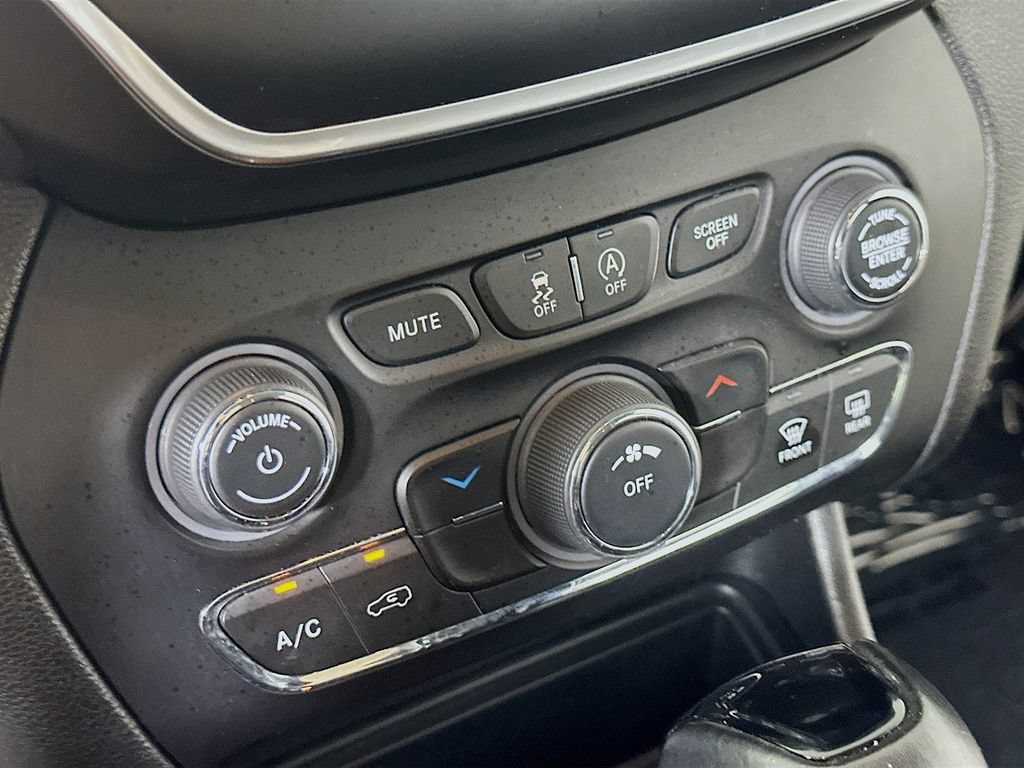 Used 2021 Jeep Cherokee Latitude Plus FWD image 28